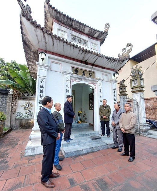 Lăng bia Tiến sĩ Lê Hiếu Trung tại Chi Nê. Ảnh: ITN. vi-tu-nghiep-lay-cai-chet-de-to-long-trung-voi-vua-le-3.jpg