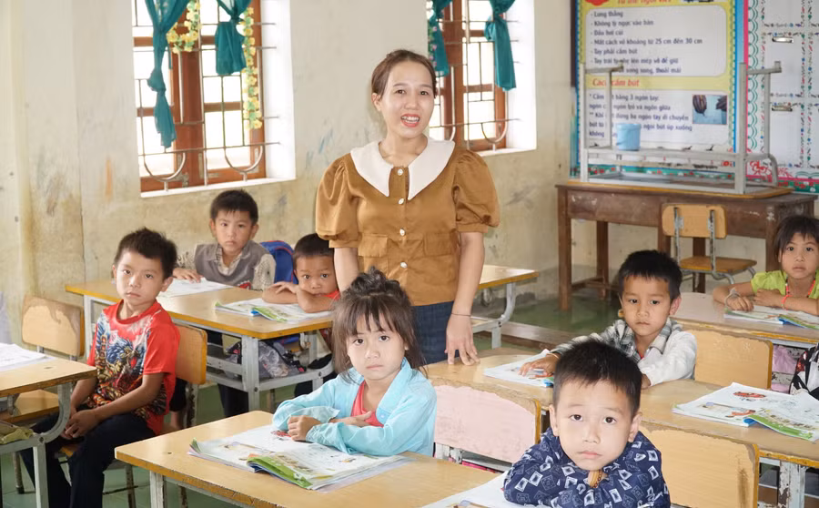 Cô trò Trường Phổ thông Dân tộc bán trú Tiểu học và THCS Nậm Càn, Kỳ Sơn, Nghệ An (Nghệ An). Ảnh: Ngọc Sơn