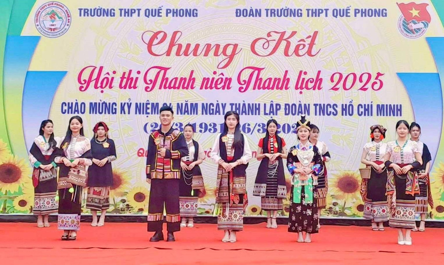 Học sinh Trường THPT Quế Phong trình diễn trang phục truyền thống dân tộc tại hội thi học sinh thanh lịch. Ảnh: NTCC can-chinh-sach-dac-thu-4.jpg