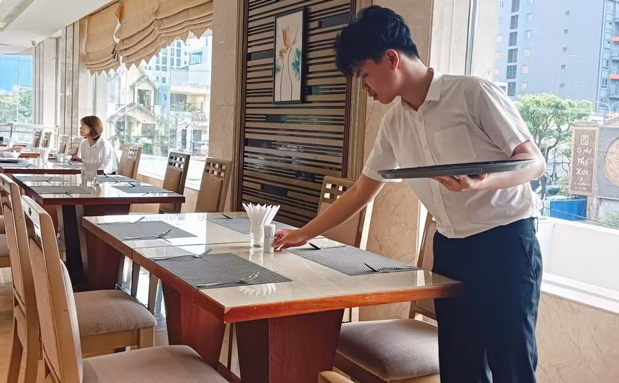 Học sinh hệ trung cấp Trường Cao đẳng Thương mại (Đà Nẵng) thực hành nghiệp vụ nhà hàng. Ảnh: NTCC