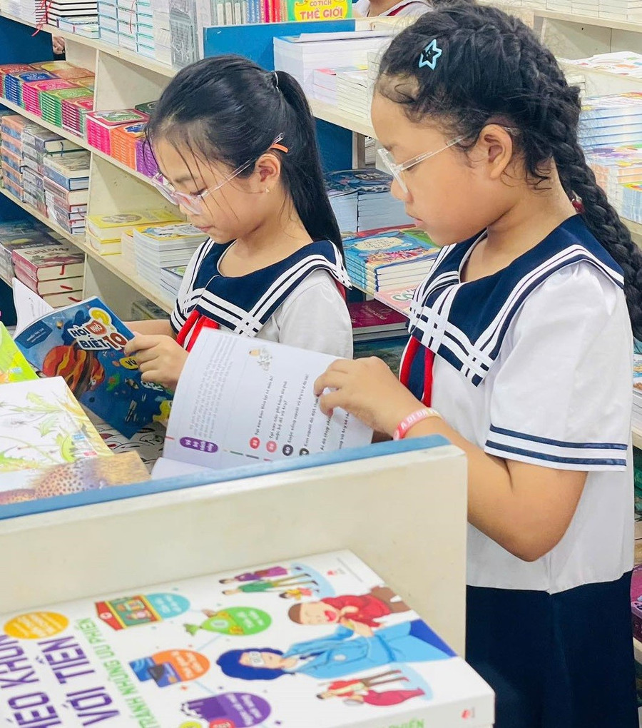Trường Tiểu học Duy Tân (Liên Chiểu, Đà Nẵng) tổ chức cho học sinh đi thực tế tại nhà sách để giáo dục ý thức giữ gìn sách giáo khoa, sách truyện và khơi dậy thói quen đọc sách. Ảnh: NTCC lo-sach-giao-khoa-cho-hoc-sinh-ngheo-1.jpg