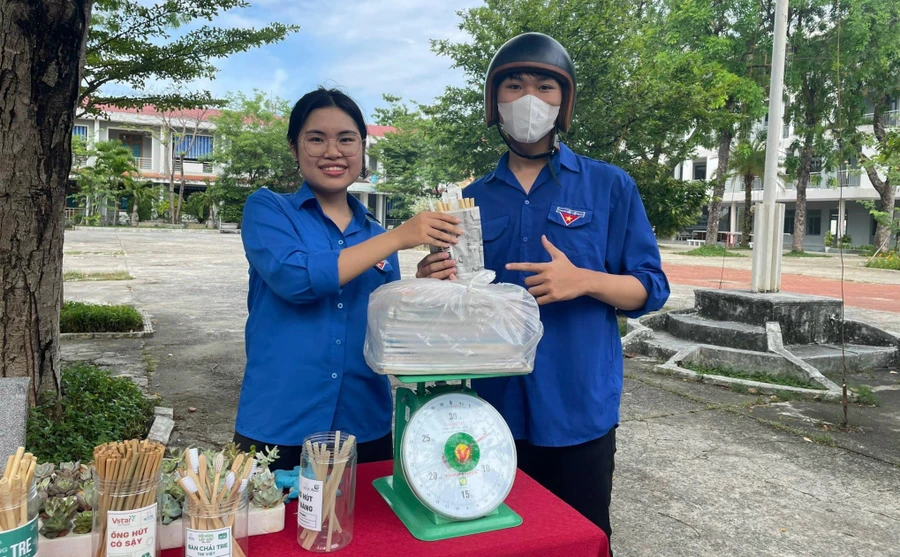 Đoàn Trường THPT Hoàng Hoa Thám (Sơn Trà, Đà Nẵng) tiếp nhận sách giáo khoa đã qua sử dụng. Ảnh: NTCC