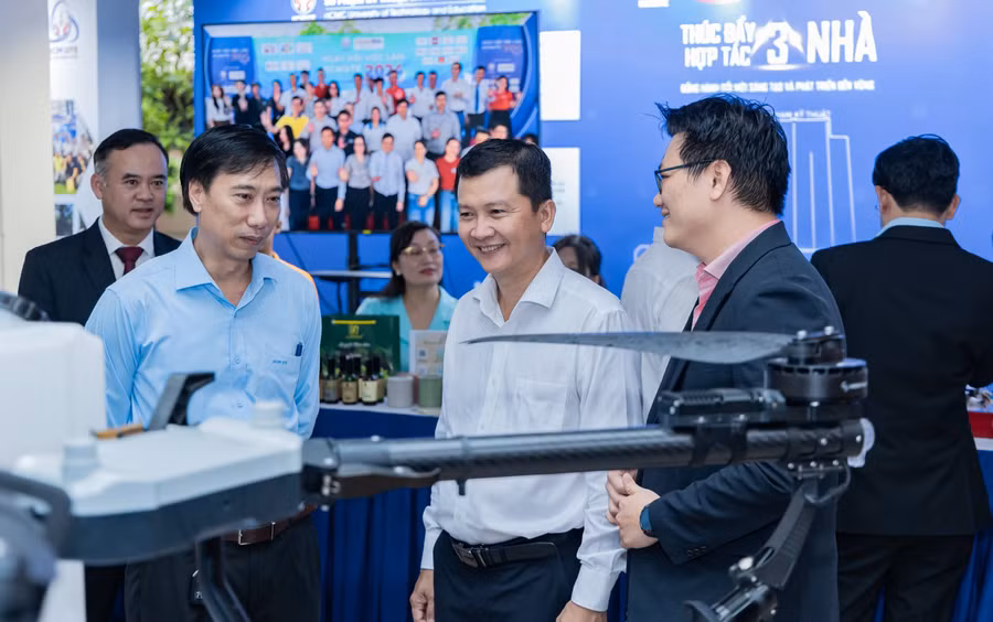 Đại biểu tham quan gian trưng bày sản phẩm đổi mới sáng tạo tại Hội nghị Thúc đẩy hợp tác Ba Nhà, Trường Đại học Công nghệ Kỹ thuật TPHCM, tháng 11/2025. Ảnh: UTE