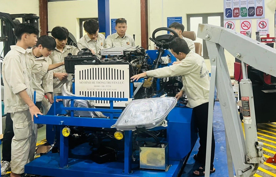 Giờ học Công nghệ ô tô với thiết bị hiện đại tại Trường Cao đẳng Lào Cai.