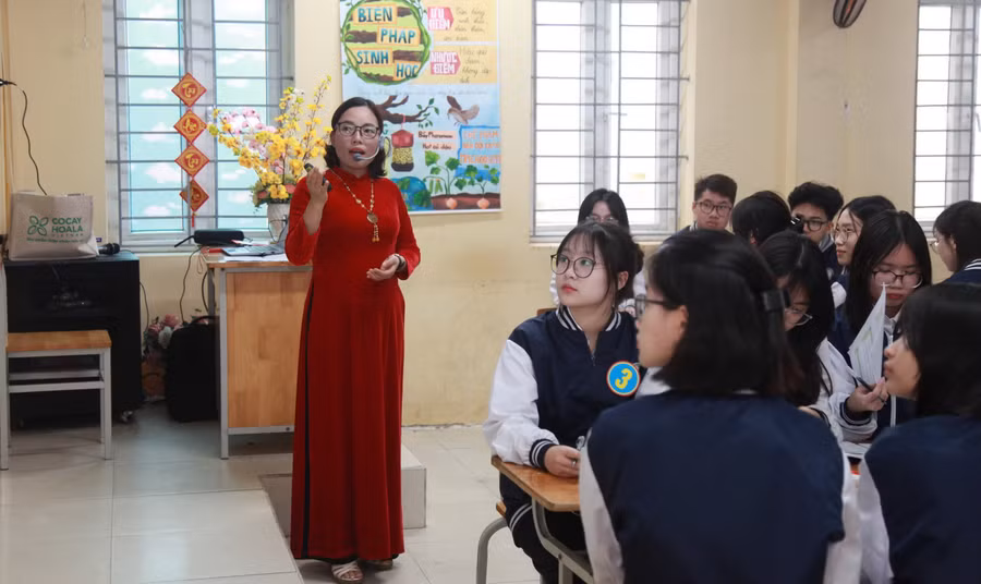 Cô trò Trường THPT Trần Hưng Đạo (Thanh Xuân, Hà Nội) trong giờ học. Ảnh: Lan Anh