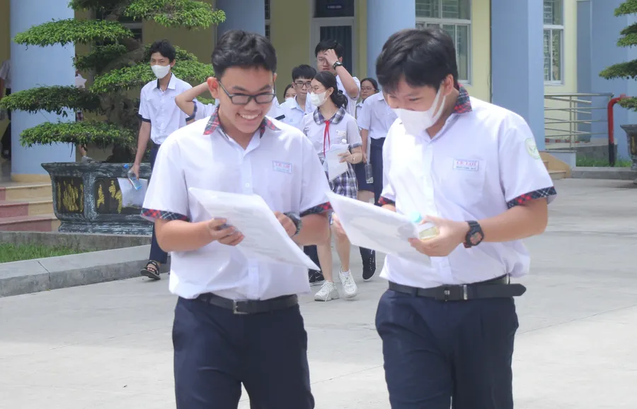 Học sinh TPHCM phấn khởi sau khi kết thúc thi môn Ngữ văn lớp 10 năm 2024. Ảnh: Hồ Phúc