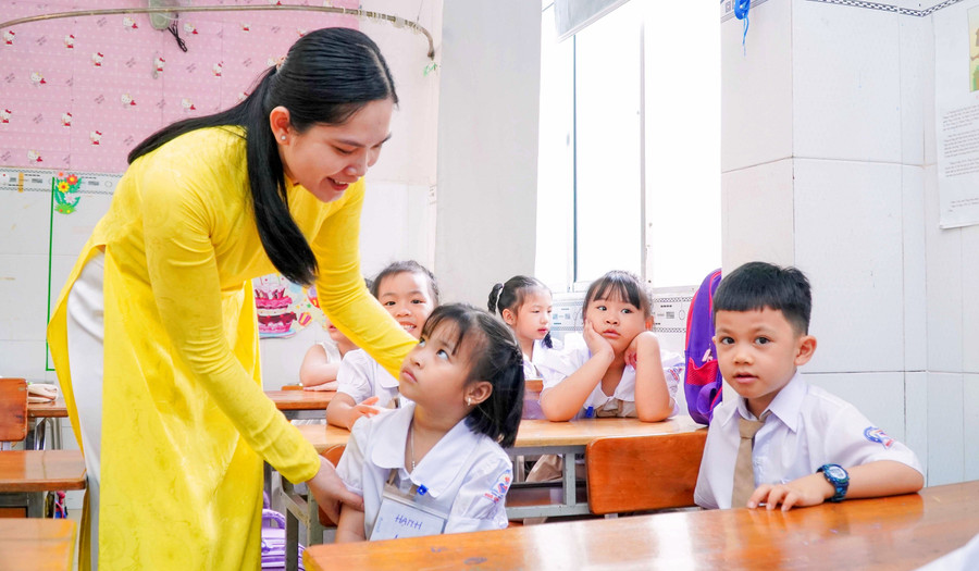 Giáo viên Trường Tiểu học Ngô Quyền (TP Cần Thơ) chào đón học sinh lớp 1. Ảnh: Thành Thật