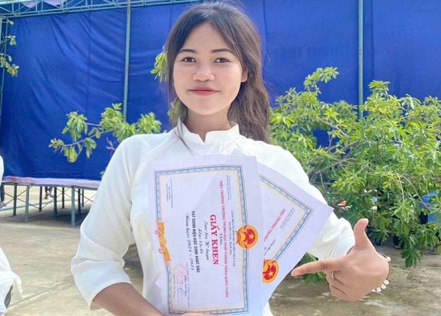 Nữ sinh mong ước trở thành cô giáo làng, dạy cho học sinh nghèo. Ảnh: NVCC