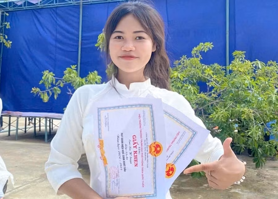 Nữ sinh mong ước trở thành cô giáo làng, dạy cho học sinh nghèo. Ảnh: NVCC