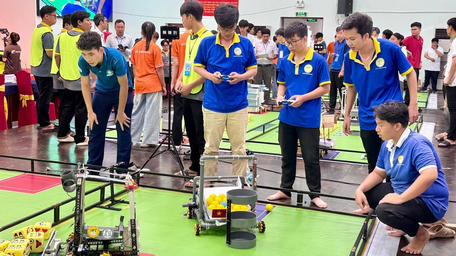 Học sinh tham gia cuộc thi Robocon.