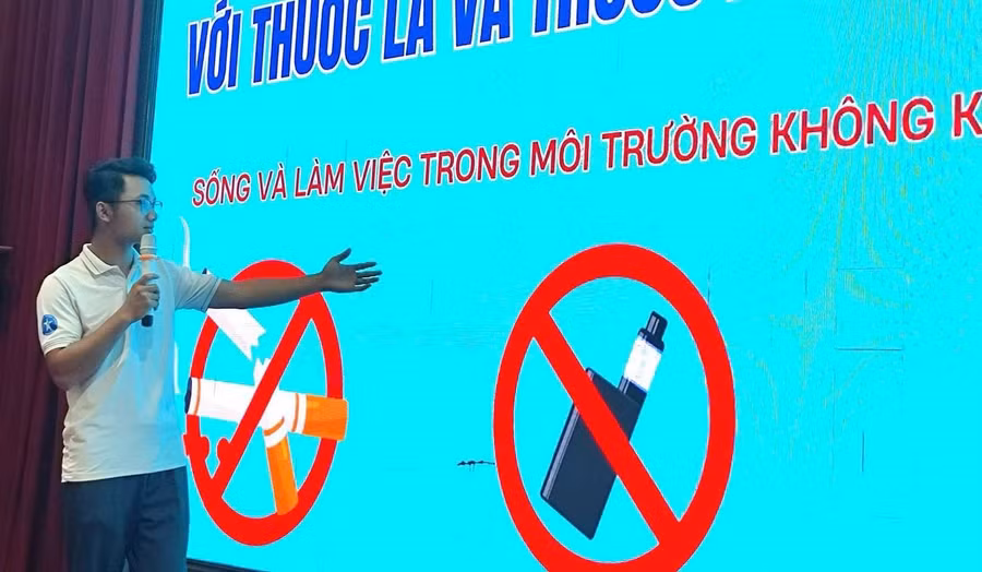 Tạ Văn Sỹ - Lớp K58TĐH-CLC.02, Trường ĐH Kỹ thuật Công nghiệp (Đại học Thái Nguyên) tuyên truyền phòng chống tác hại của thuốc lá. Ảnh: NTCC
