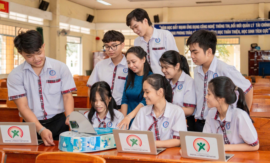 Cô trò Trường THPT Võ Văn Kiệt (Vĩnh Long). Ảnh: NTCC