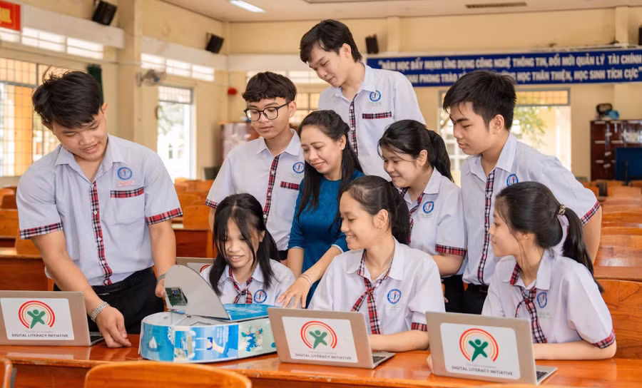 Cô trò Trường THPT Võ Văn Kiệt (Vĩnh Long). Ảnh: NTCC