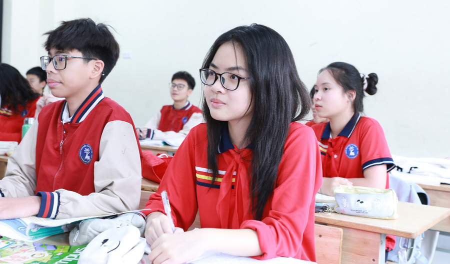 Học sinh lớp 9 Trường THCS Nguyễn Trường Tộ, quận Đống Đa trong giờ học trên lớp. Ảnh: Đình Tuệ