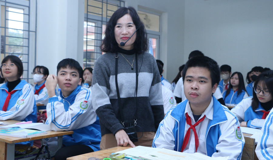Cô và trò lớp 9 Trường THCS Nguyễn Trãi (Hà Đông, Hà Nội) trong giờ học Toán. Ảnh: Khôi Nguyên