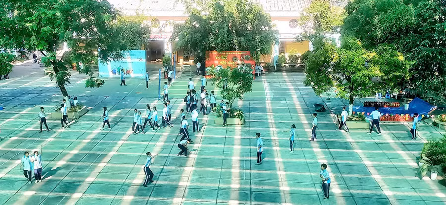 Học sinh Trường THPT Đa Phước (xã Hưng Long, TP Hồ Chí Minh) ra chơi giữa giờ. Ảnh minh họa: PN
