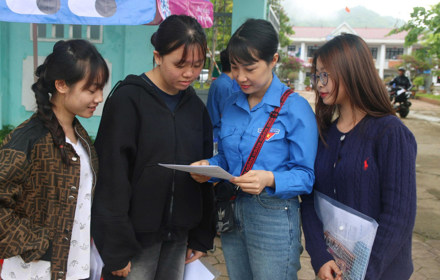 Teachers and students of Quyet Thang High School (Lai Chau) during the High School Graduation Exam. Photo: Ha Thuan tra-cuu-diem-thi-tot-nghiep-thpt-2.jpg