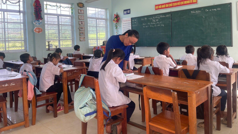 Giờ học tại Trường Tiểu học Phú Mỡ sau trận bão lũ kinh hoàng đêm 6/11 vừa qua. Ảnh: TT