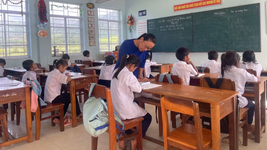 Giờ học tại Trường Tiểu học Phú Mỡ sau trận bão lũ kinh hoàng đêm 6/11 vừa qua. Ảnh: TT