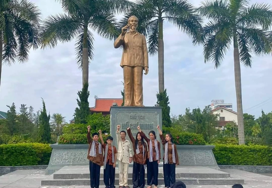 Học sinh Trường THCS Lê Văn Thiêm làm lễ báo công nơi Khu lưu niệm Bác Hồ về thăm Hà Tĩnh. Ảnh: TG