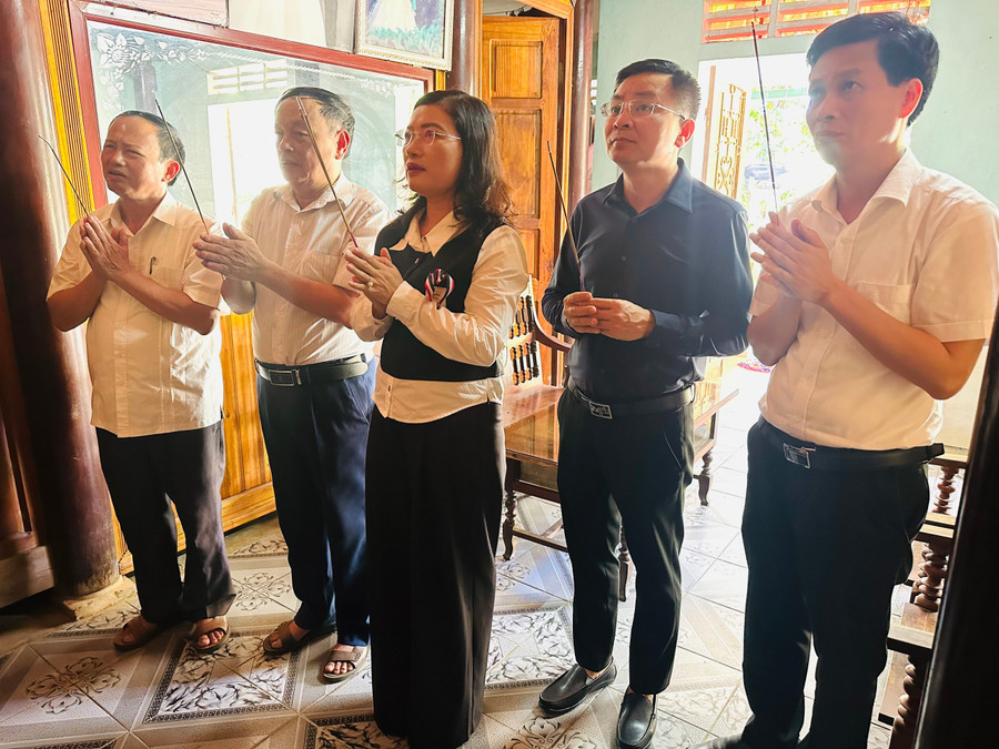 Bà Nguyễn Thị Nguyệt - Giám đốc Sở GD&ĐT Hà Tĩnh cùng các cán bộ, thành viên Hội Cựu giáo chức thăm hỏi, thắp hương tại bàn thờ các liệt sĩ nhà giáo ở Hà Tĩnh ngày 17/7/2025. Ảnh: H.D hanh-trinh-tri-an-cac-liet-si-nha-giao-8.jpg
