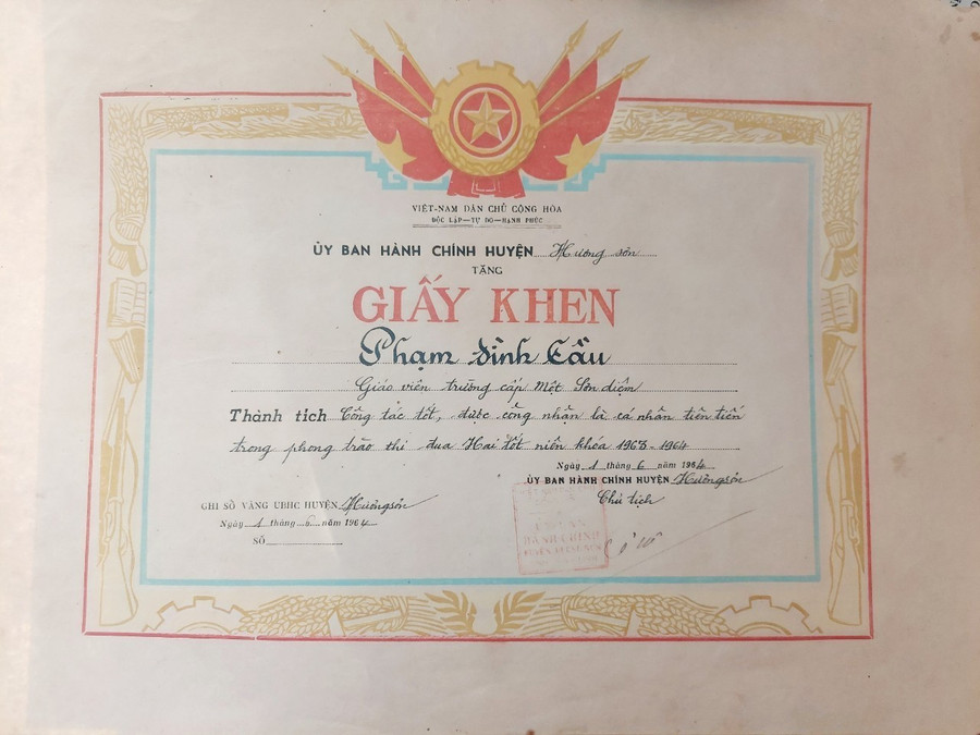 Đã hơn nửa thế kỷ trôi qua, giấy khen về quá trình công tác của liệt sĩ nhà giáo Phạm Đình Cầu được người thân cất giữ cẩn thận. hanh-trinh-tri-an-cac-liet-si-nha-giao-7.jpg