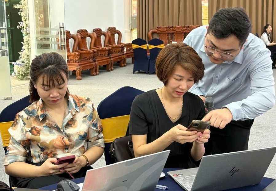 Chuyên gia Viện Khoa học Giáo dục Việt Nam hướng dẫn giáo viên Điện Biên sử dụng thư viện số. Ảnh: Minh Đức