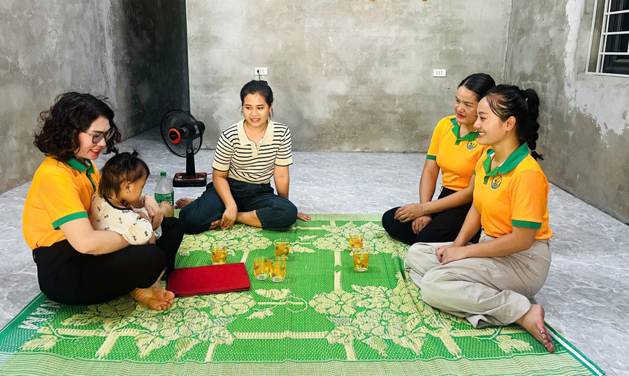 Cô giáo Trường Mầm non Thiết Kế đến nhà vận động học sinh 3 tuổi đến lớp. hanh-trinh-dua-tre-3-tuoi-den-truong-o-vung-cao-thanh-hoa-2-4605.jpg