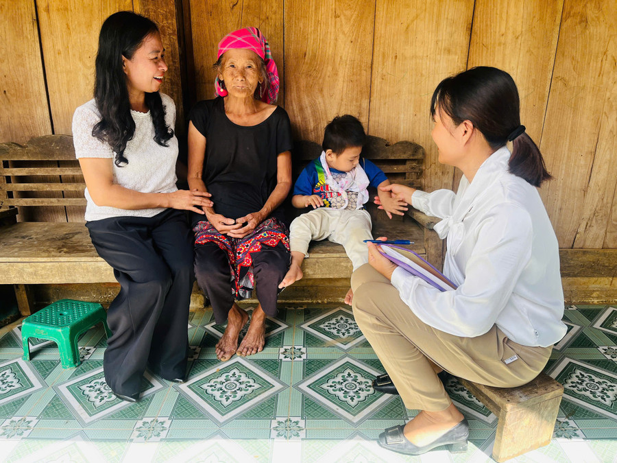 Ban giám hiệu cùng giáo viên cắm bản động viên gia đình cho cậu bé Vàng A Sĩ bị khuyết tật trí tuệ đến trường. hanh-trinh-dua-tre-3-tuoi-den-truong-o-vung-cao-thanh-hoa-3.jpg