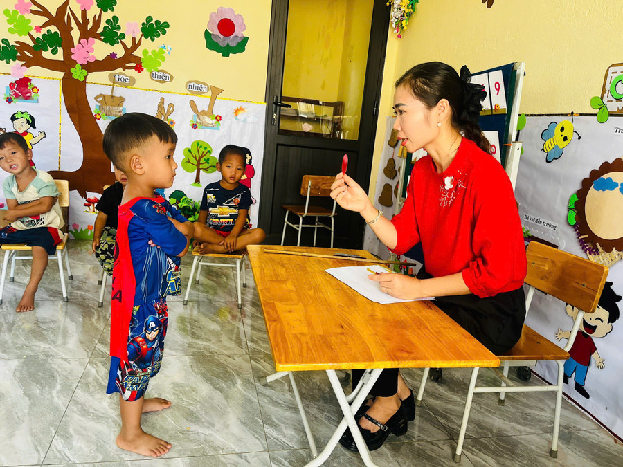 Những đứa trẻ 3 tuổi đã sớm được học tiếng Kinh.