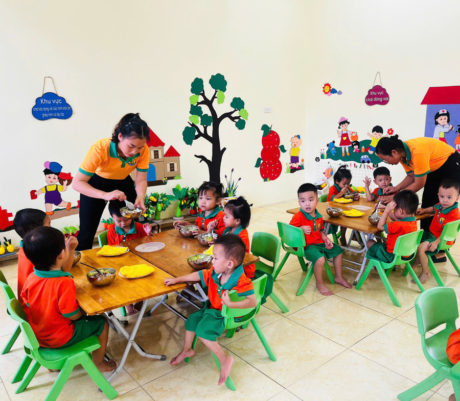 Những bữa cơm bán trú là động lực để trẻ đến trường đầy đủ hơn. hanh-trinh-dua-tre-3-tuoi-den-truong-o-vung-cao-thanh-hoa-4.jpg