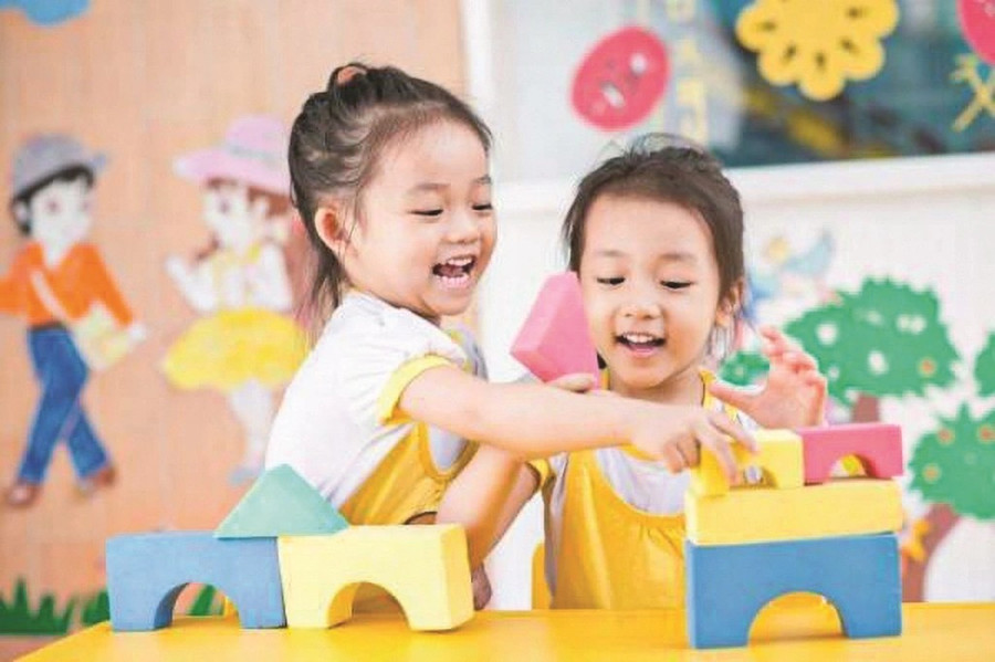 Việc lồng ghép những bài học đạo đức nhẹ nhàng trong đời sống thường ngày cũng là cách để cha mẹ nuôi dưỡng lòng nhân ái trong trẻ. Ảnh minh họa: INT bai-hoc-ve-tinh-nguoi-va-trach-nhiem-cong-dong-1-9433.jpg