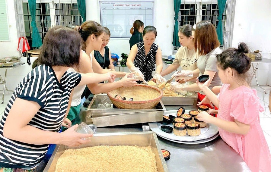 Phụ huynh làm muối vừng lạc để gửi đến người dân vùng lũ. Ảnh: Đình Tuệ bai-hoc-ve-tinh-nguoi-va-trach-nhiem-cong-dong-2.jpg