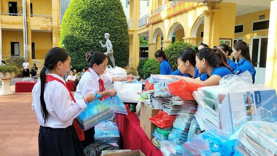 Học sinh Trường THCS An Khánh (Hoài Đức, Hà Nội) góp sách vở tặng các bạn vùng lũ. Ảnh: Đình Tuệ