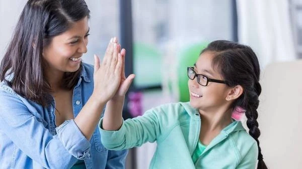 Dạy con khiêm tốn cũng là cách giúp trẻ sống tích cực, tạo sự gần gũi, đồng cảm và nhận được yêu mến từ người xung quanh. Ảnh: ITN.