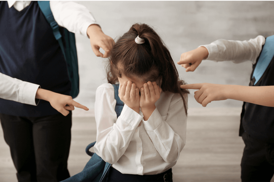 Khi ai đó thực hiện những điều gây tổn hại tới trẻ, bố mẹ cần dạy trẻ phải mạnh mẽ đứng lên đấu tranh, không tỏ ra yếu thế. Ảnh: ITN. khiem-ton-nhung-dung-mo-nhat.png