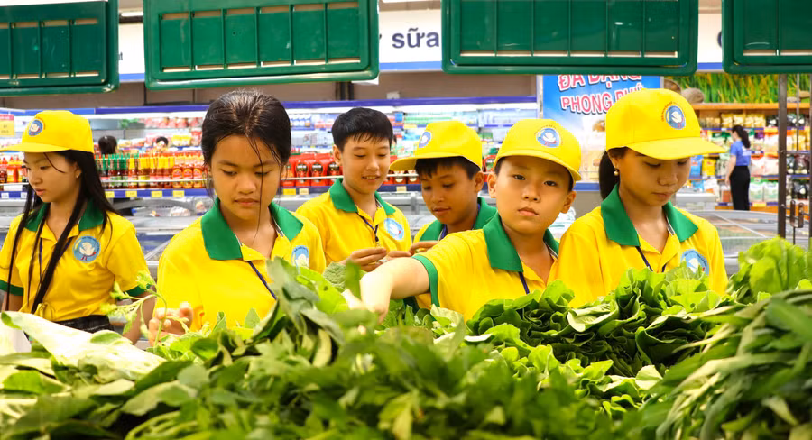 Trẻ được hướng dẫn đi chợ mua thực phẩm, nấu bữa ăn gia đình. Ảnh: QM