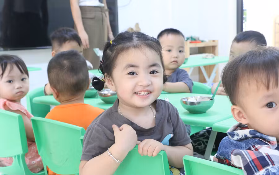 Mỗi bữa ăn học đường an toàn và đủ chất giúp trẻ phát triển toàn diện. Ảnh: Đình Tuệ 