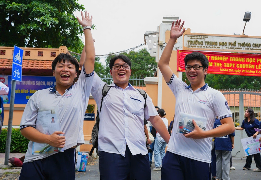 Thí sinh phấn khởi sau Kỳ thi tốt nghiệp THPT 2025. Ảnh minh họa: INT