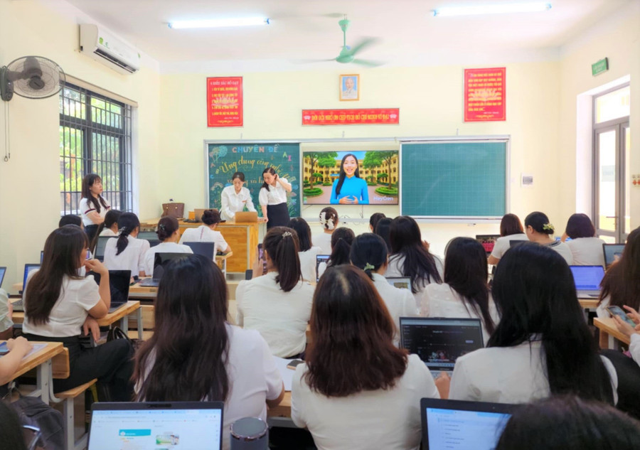 Giáo viên Trường Tiểu học Trường Thi (Trường Vinh, Nghệ An) tham gia tập huấn ứng dụng AI trong dạy học. Ảnh: Ngọc Sơn khoi-dau-nam-hoc-moi-trong-khong-khi-lich-su-3.jpg