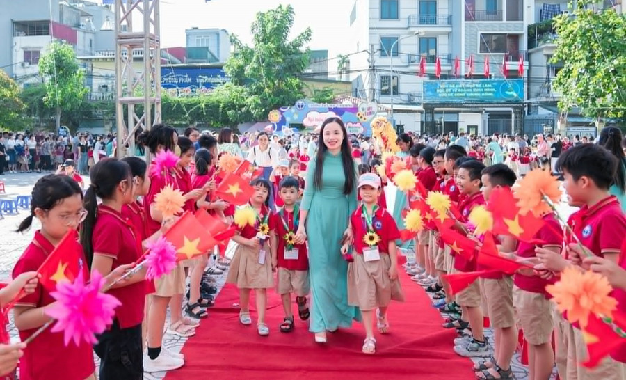 Giáo viên Trường Tiểu học Vĩnh Hưng (phường Vĩnh Hưng, Hà Nội) chào đón học sinh lớp 1. khoi-dau-nam-hoc-moi-trong-khong-khi-lich-su-5.jpg