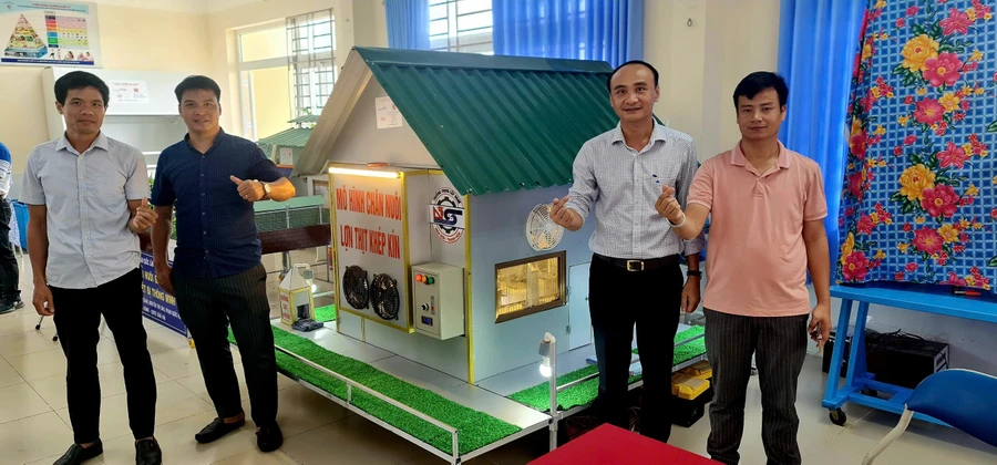 Ông Nguyễn Ngọc Minh (thứ hai từ phải sang) - Hiệu trưởng Trường Trung cấp nghề Nga Sơn (Thanh Hóa) cùng đồng nghiệp. Ảnh: NVCC