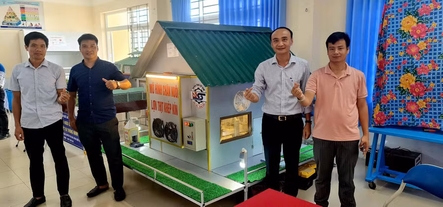 Ông Nguyễn Ngọc Minh (thứ hai từ phải sang) - Hiệu trưởng Trường Trung cấp nghề Nga Sơn (Thanh Hóa) cùng đồng nghiệp. Ảnh: NVCC