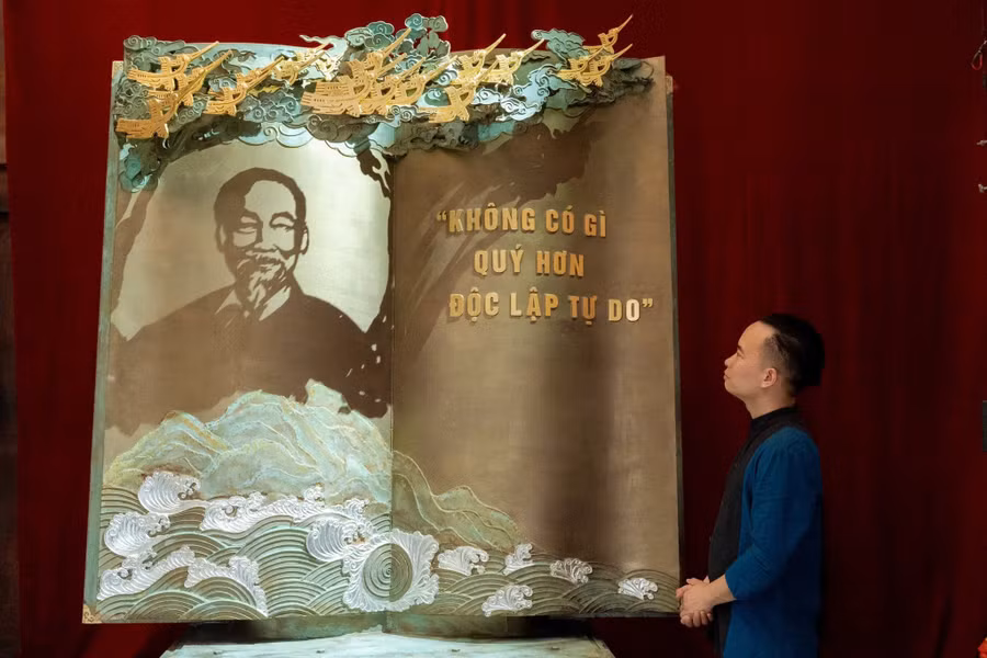 Tác phẩm nghệ thuật điêu khắc ánh sáng “Trang sử vàng” trưng bày ở Lễ hội làng Sen 2025. Ảnh: NVCC