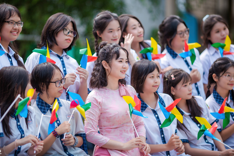 Cô giáo Lê Thị Ly Khơ cùng học sinh. Ảnh: NVCC khai-giang-truc-tuyen-3.jpg