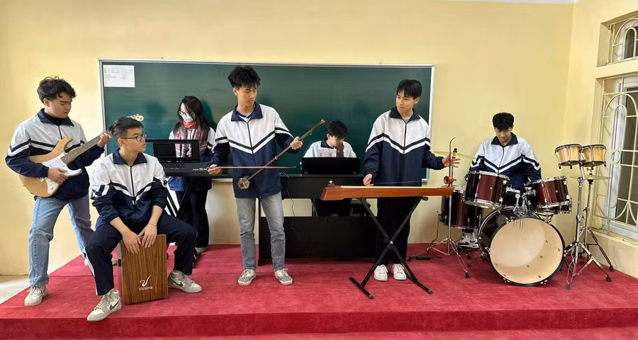 Học sinh Trường THPT Phùng Khắc Khoan trong một buổi biểu diễn văn nghệ. Ảnh: Vân Anh