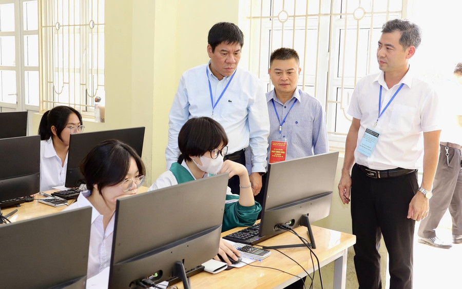 Cục trưởng Cục Quản lý chất lượng Huỳnh Văn Chương (trái ảnh) kiểm tra khảo sát PISA tại Bắc Ninh. Ảnh: Nguyễn Mạnh