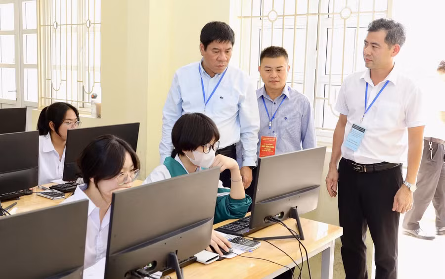 Cục trưởng Cục Quản lý chất lượng Huỳnh Văn Chương (trái ảnh) kiểm tra khảo sát PISA tại Bắc Ninh. Ảnh: Nguyễn Mạnh