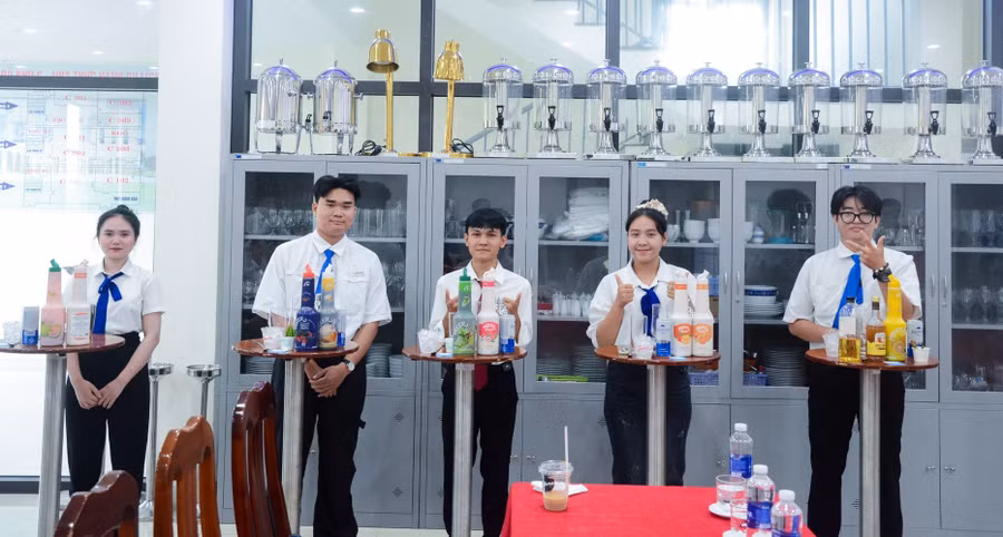 Sinh viên ngành Quản trị nhà hàng, Trường Cao đẳng Thương mại (Đà Nẵng) trải nghiệm công thức pha chế mới do các doanh nghiệp đối tác giới thiệu. Ảnh: NTCC
