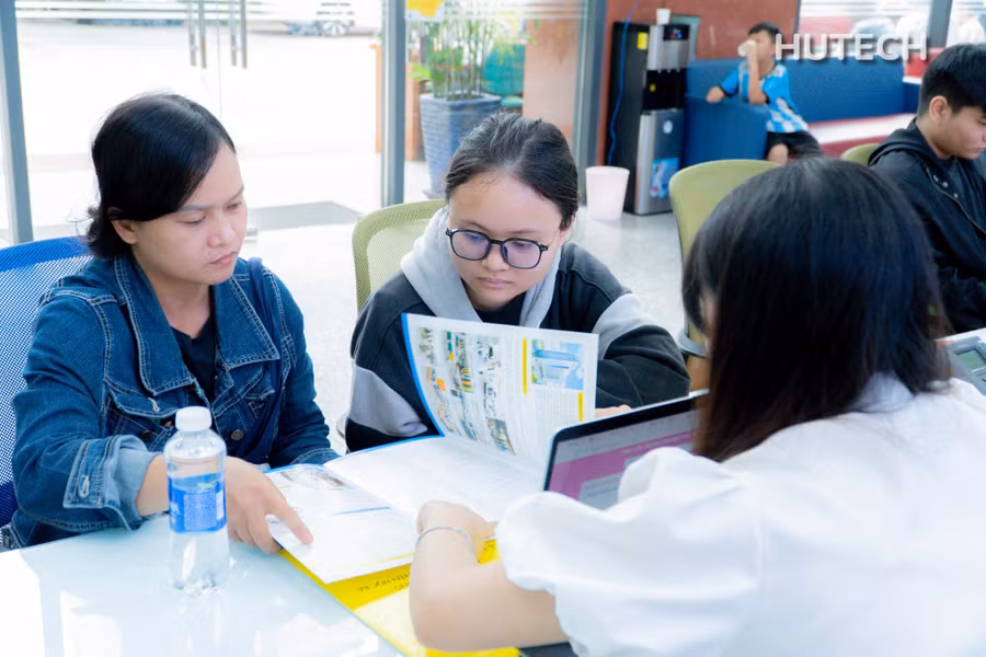 Phụ huynh, thí sinh tìm hiểu thông tin tuyển sinh năm 2025 tại Trường Đại học Công nghệ TPHCM. Ảnh: HUTECH